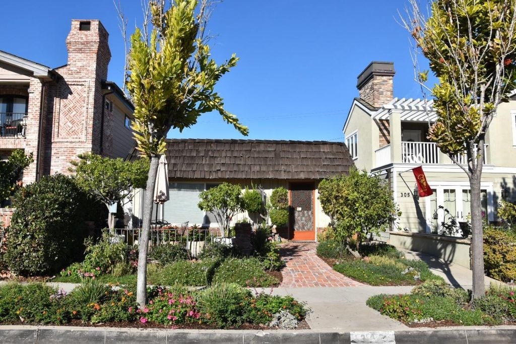 Primary Photo - 303 Larkspur Ave