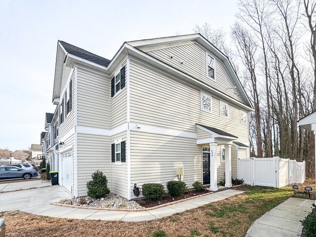 Foto del edificio - RENOVATED 4 BEDROOM/3 BATH IN VIRGINIA BEACH! READY FOR RENT!!