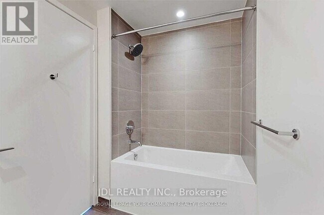 Photo du bâtiment - 5 Buttermill Ave.