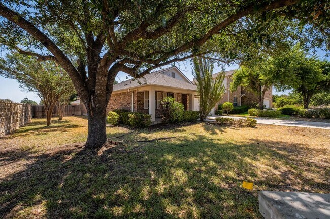 Foto del edificio - Single-Story Home On Large Corner Lot In A...