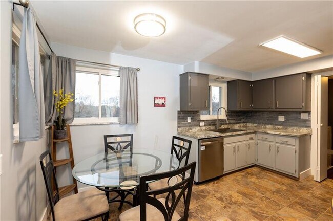 Foto del edificio - 2413 Nicholson Rd