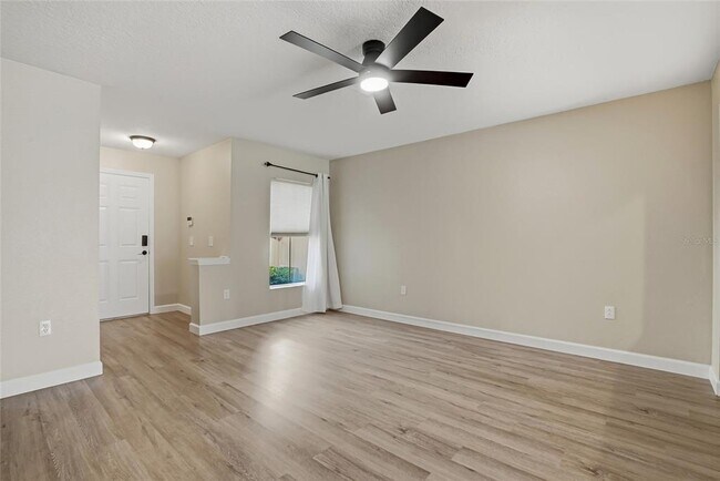 Foto del edificio - 8113 Silent Creek Dr