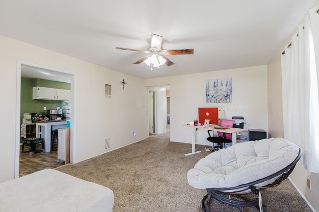 Foto del edificio - 3 Bedroom, 2 bath on Large Corner Lot