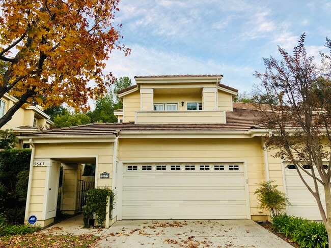 Building Photo - 5649 Roundtree Pl