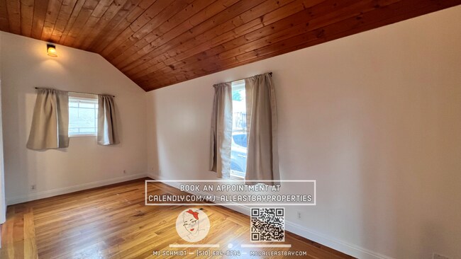 Foto del edificio - Quaint cottage with hardwood floors, private entrance and patio, surrounded by lush gardens!