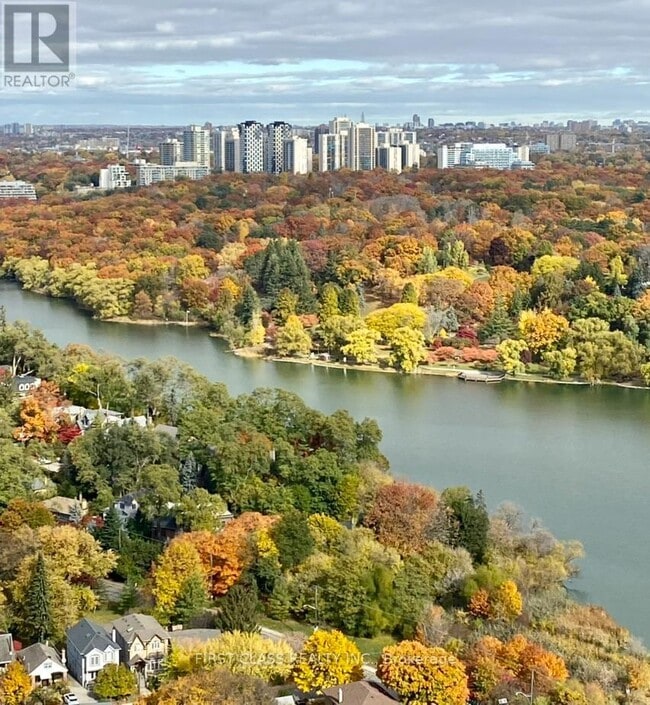 Photo du bâtiment - 1926 Lake Shore Blvd W