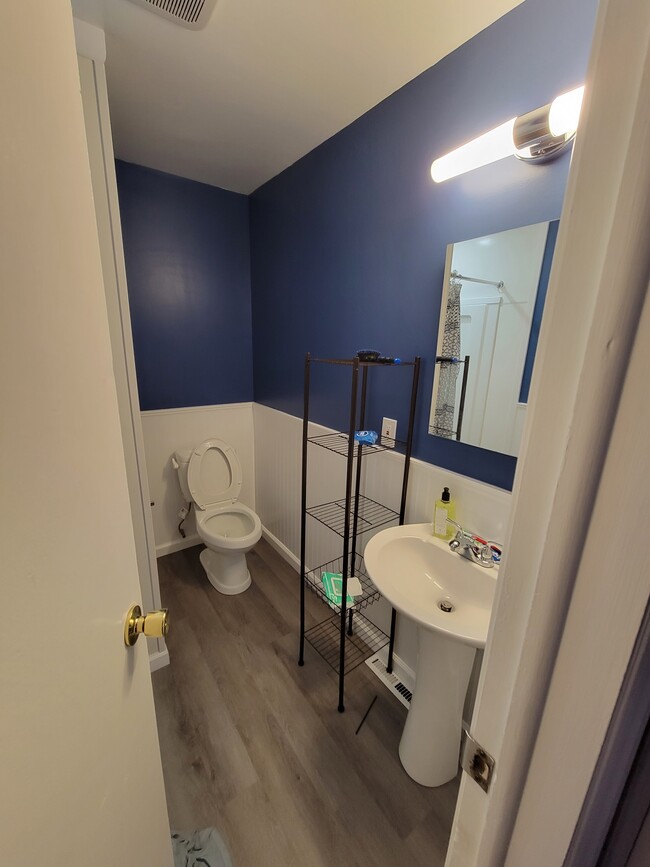 Building Photo - 37 Odaniel Ave