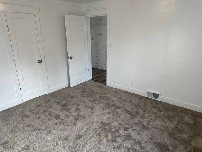 Building Photo - 479 W Center St