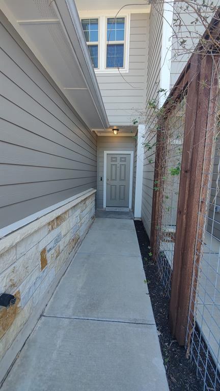 Building Photo - 335 Madison Oaks Ave