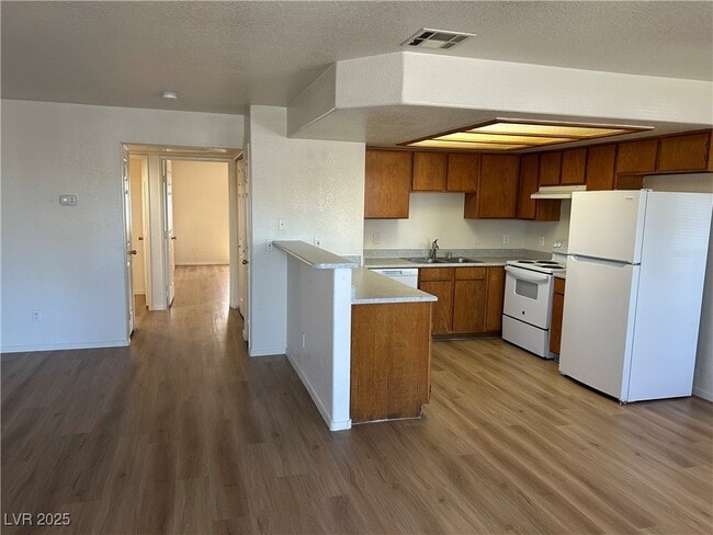 Foto del edificio - 6553 McRae Ave
