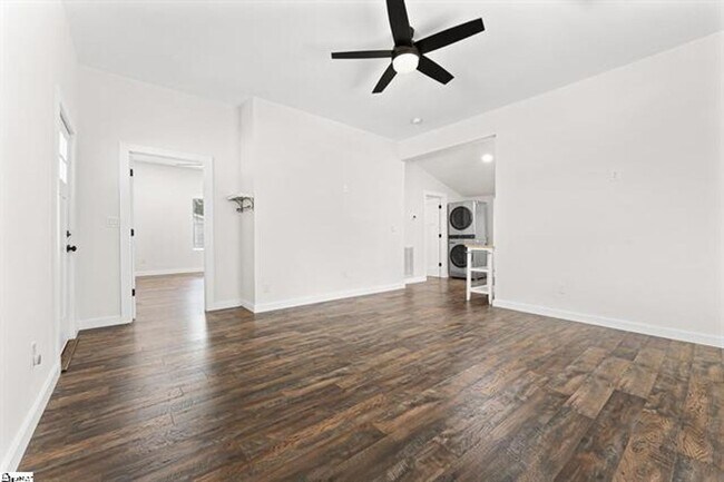 Foto del edificio - 2 Bed, 2 Bath Fully Renovated Home Available in Greenville