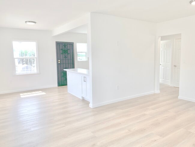 Building Photo - 2022 W 35th St