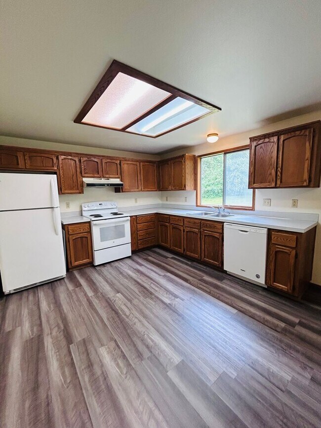 Building Photo - ***PENDING APPLICATION***Lovely Home Minutes away from West Beach