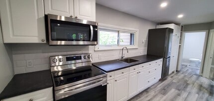 Building Photo - 57 Quinte Vw Dr