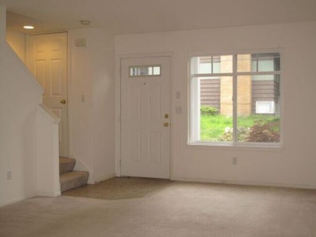 Foto del edificio - Available 2 bedroom Town House with Parking