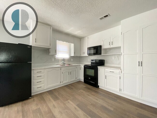 Building Photo - 204 E 1st- Haven