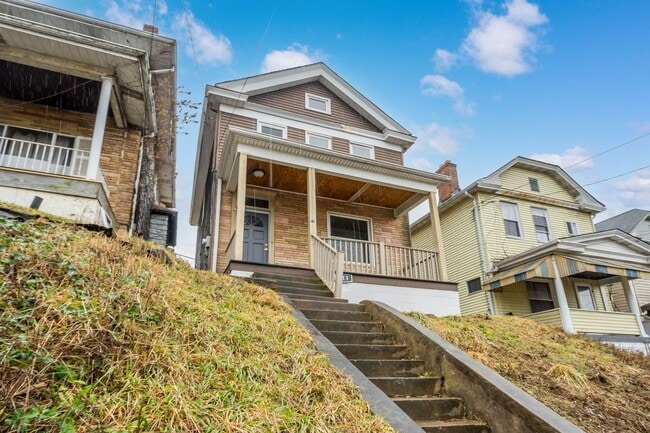 Building Photo - Stunning 4 Bedroom home in Carrick available May 15!