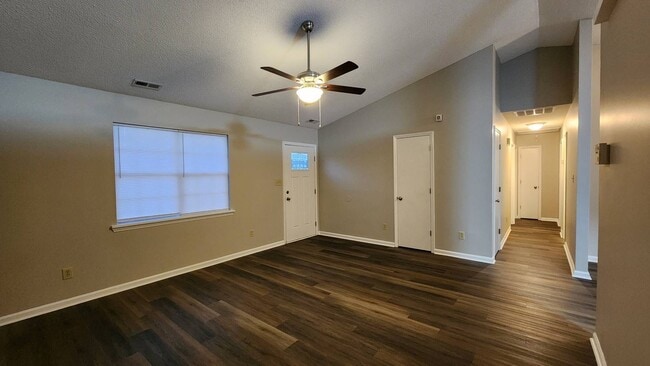 Building Photo - 208 S Ginger Dr