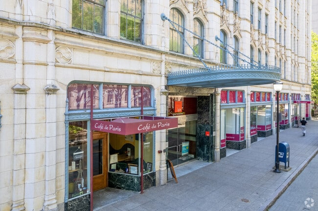 Building Photo - 19 on The Park