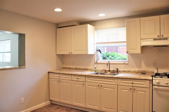 Building Photo - 210 Huber St