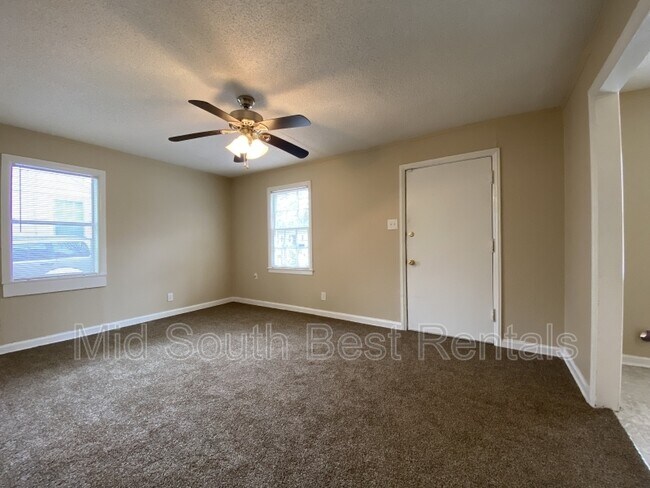 Building Photo - 1541 Delano Ave