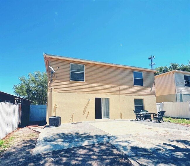 Building Photo - 2013 Ashley Lakes Dr