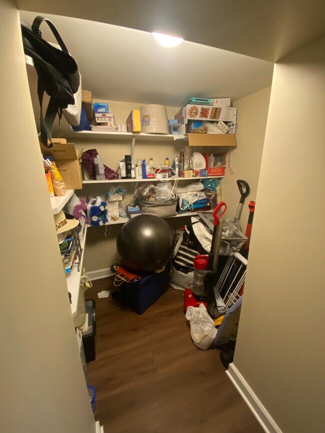 Building Photo - 2118 N Avers Ave