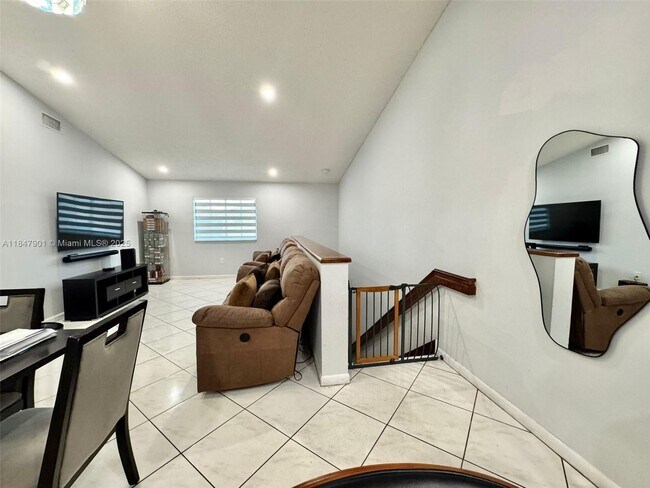 Building Photo - 2527 W 76th St