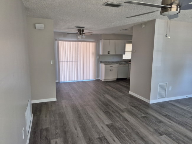 Foto del edificio - 2131 W Greenway Pl