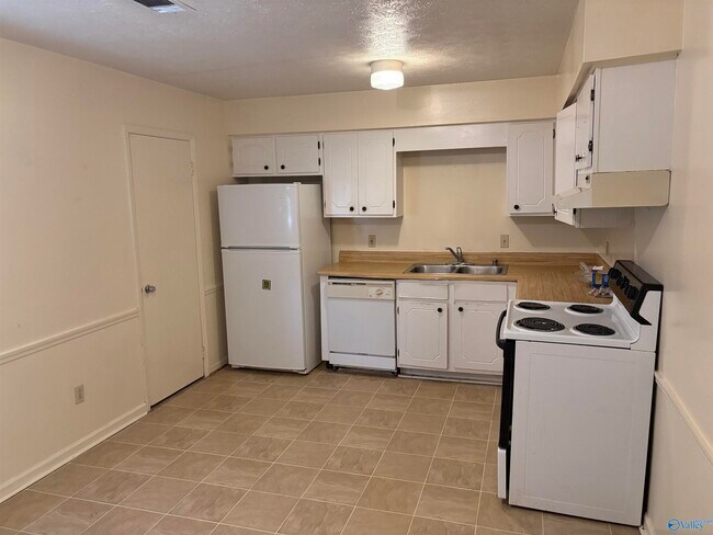 Foto del edificio - 6204 Menifee Dr NW