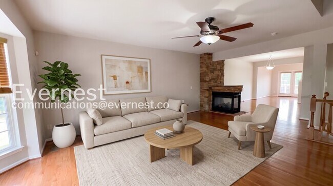 Building Photo - 3 Bed/3 Bath Townhome with Garage / Pet-Friendly / Available Soon!