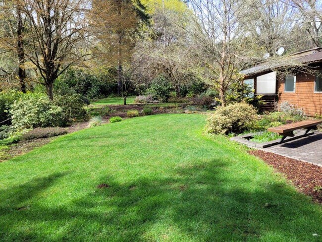 Foto del edificio - Enjoy Outdoor Living with this Rare Proper...