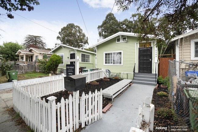Building Photo - 2084 Harrington Ave
