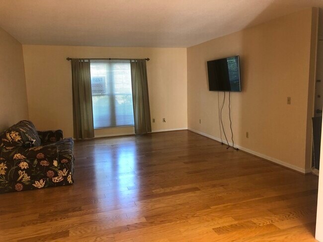 Building Photo - 3600 Chateau Dr