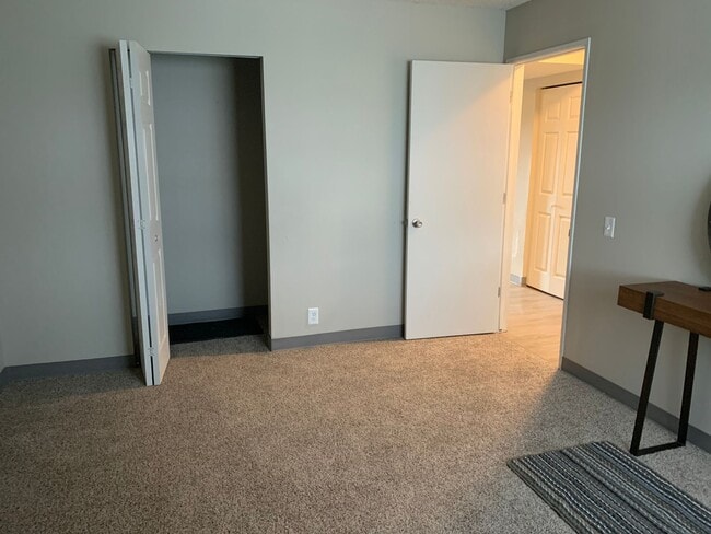 Building Photo - Spacious 1 Bedroom