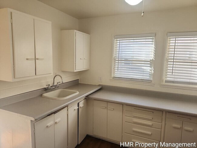 Foto del edificio - S - Ontario- E St/ Plum St.