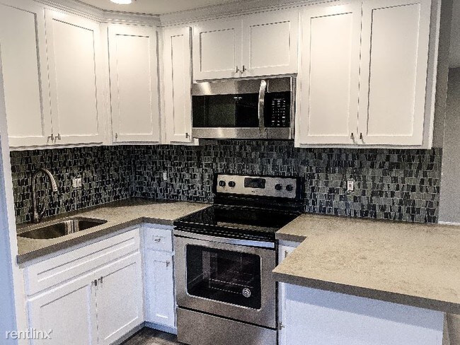 Building Photo - Studio, 2 bath Apartment - 4208 H St