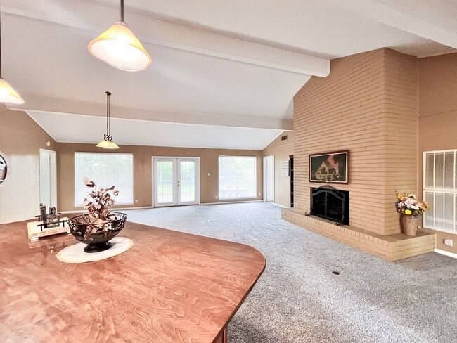 Foto del edificio - 401 Rolling Hills Dr W