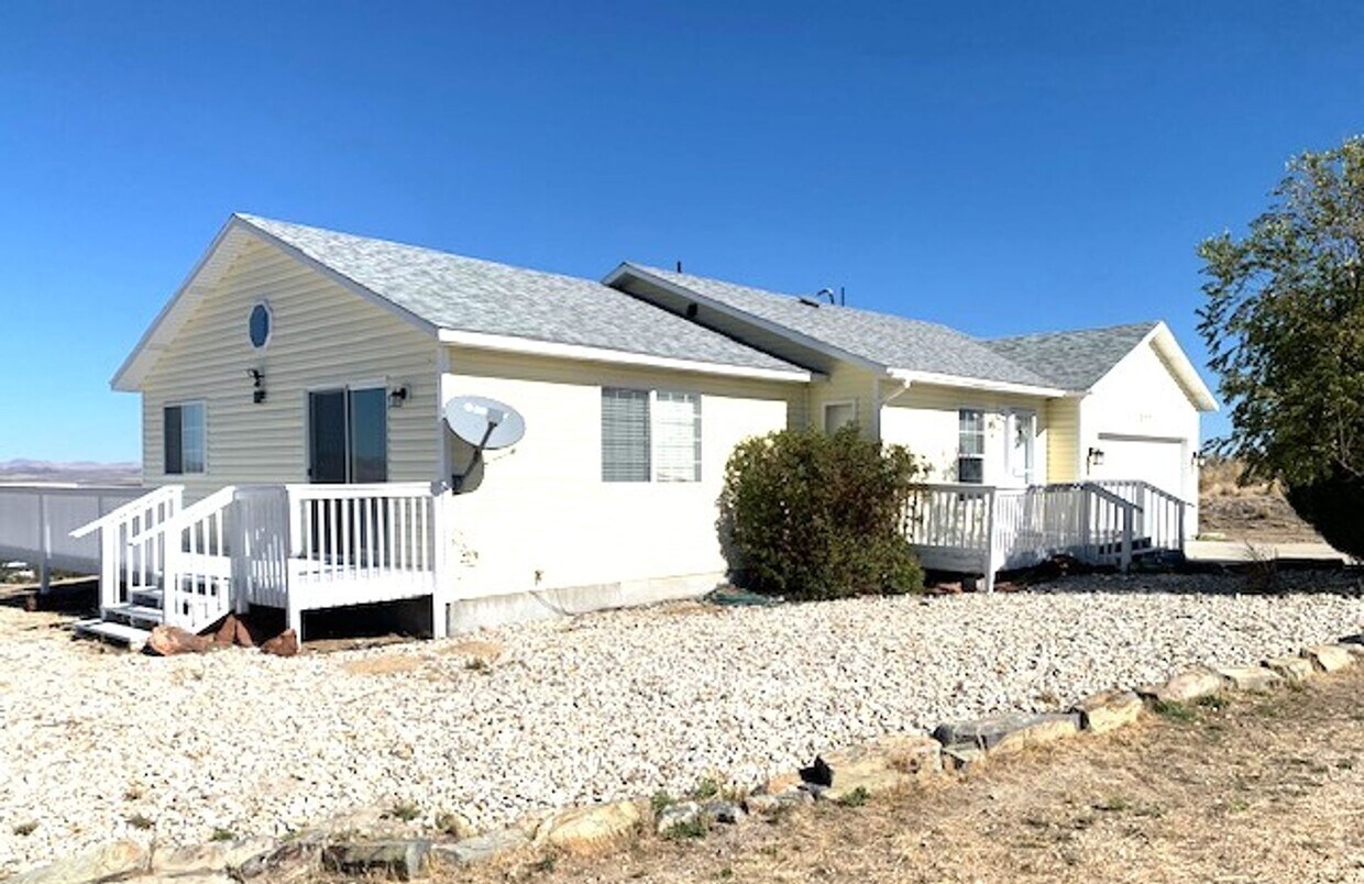 Primary Photo - 3 bedroom home in Spring Creek with a garage