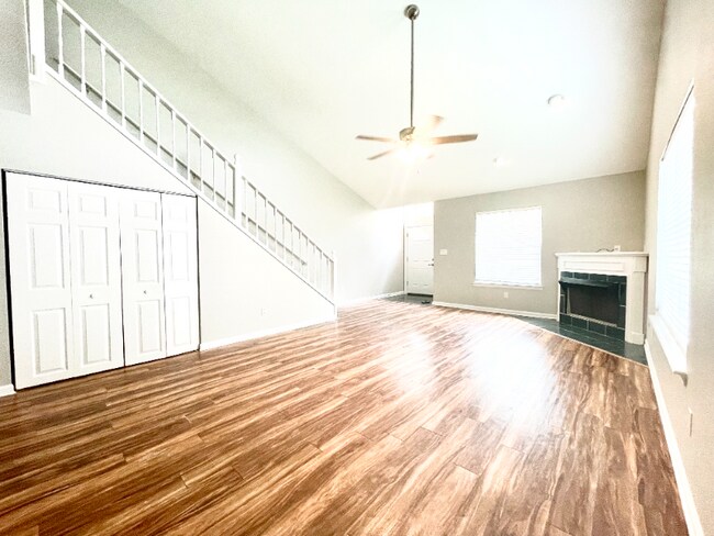 Foto del edificio - 2552 Golden Park Ln
