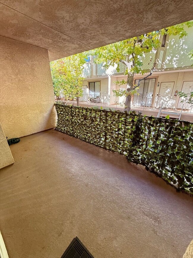 Building Photo - Updated 3-Bedroom Tri-Level Condo w/Bonus Room, Laundry & Garage in Prime Chatsworth!