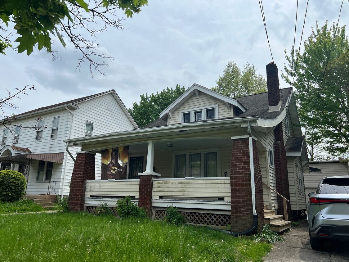 131 Hilton Ave Unit Up, Youngstown, OH 44507 Room for Rent in