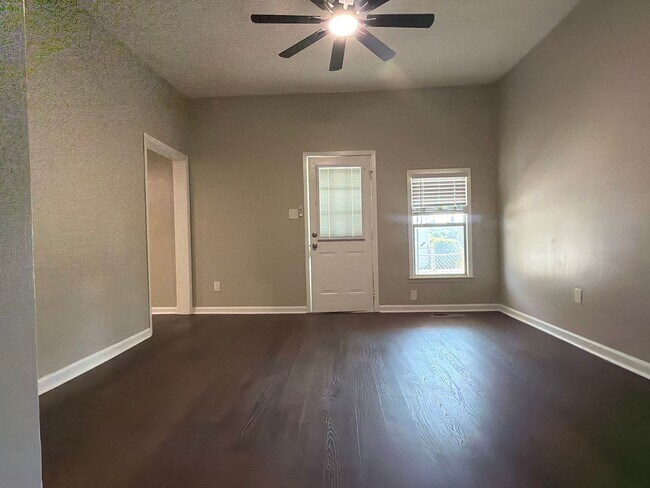 Building Photo - 2515 Cedar Ln