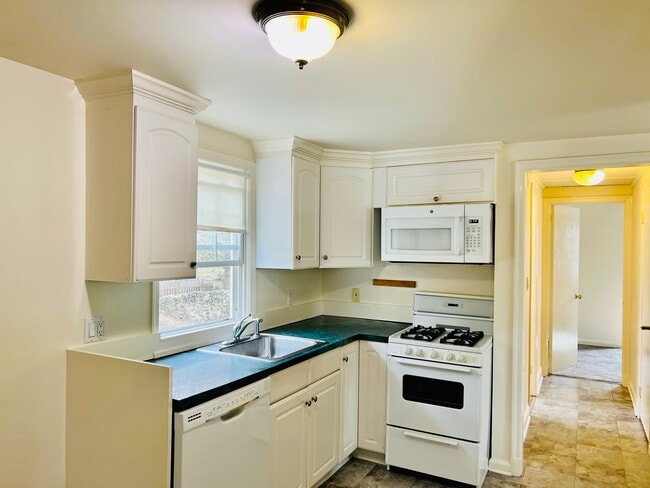 Building Photo - 6 Kensico Knoll Pl