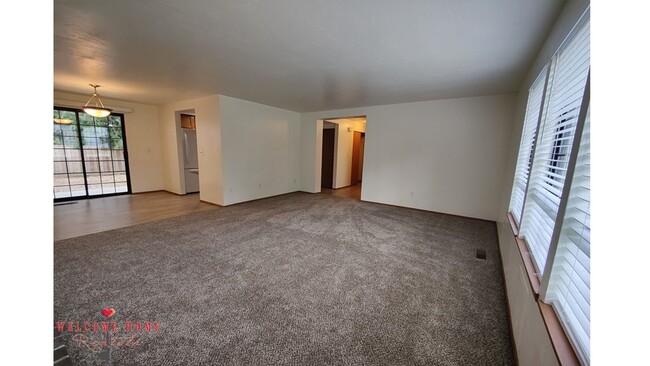 Foto del edificio - Great 3 bedroom rambler, Newer carpet, Lar...