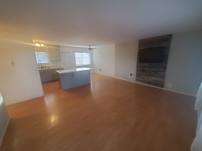 Foto del edificio - 3 Bed 2 Bath - Single Level - Fenced - 2 C...