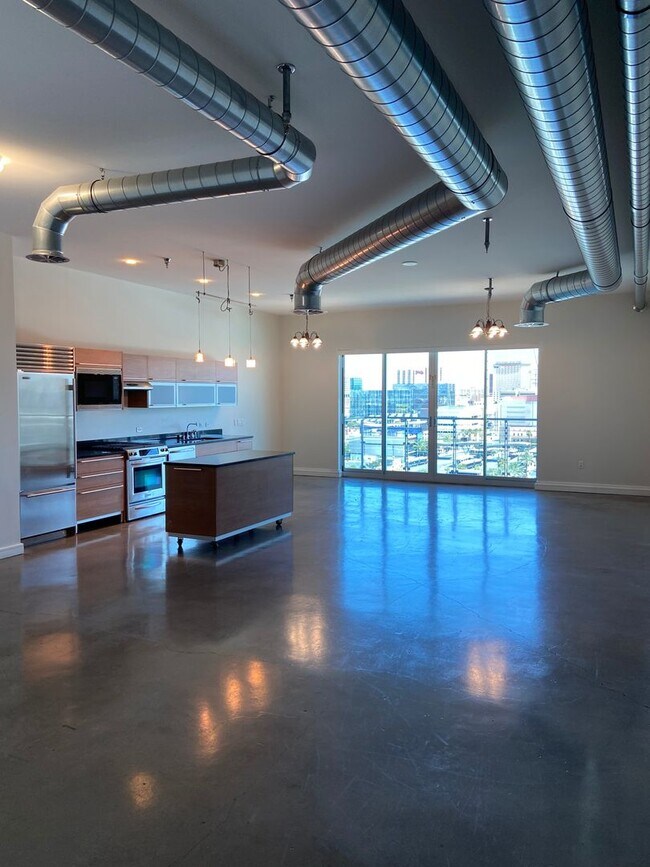 Building Photo - Stunning Luxury Loft in the Downtown Arts ...