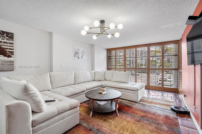 Building Photo - 600 Parkview Dr