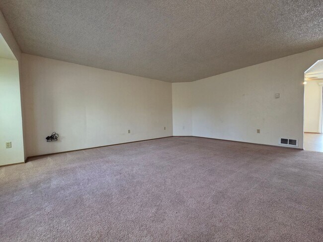 Foto del edificio - Spacious home with fully fenced yard!