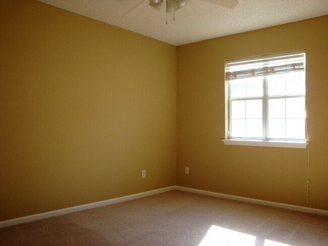 Foto del edificio - Comfortable 3BR/2BA Home with Open Floor Plan, Vaulted Living Room & Privacy-Fenced Backyard